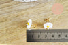 Boucles puces acier doré marguerite blanche résine 13mm, x2 (G7247)