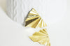 Pendentif triangle éventail plié laiton brut texturé 29x22mm, un Pendentif doré en laiton brut, X2 G3221